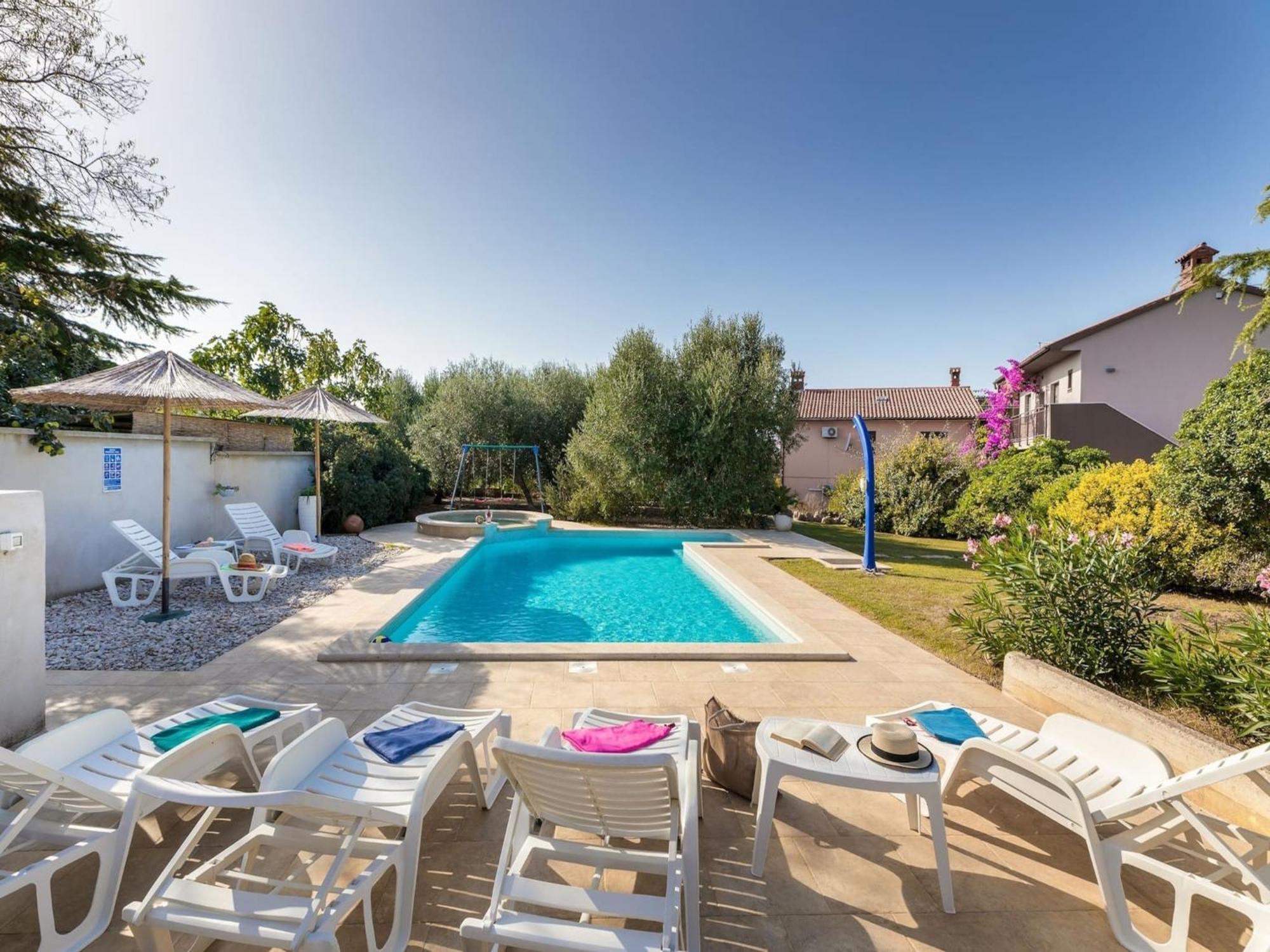 With Private Pool And Jacuzzi * Pula